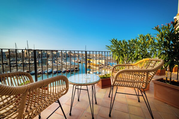 Kamar Triple Superior, pemandangan laut | Teras/patio