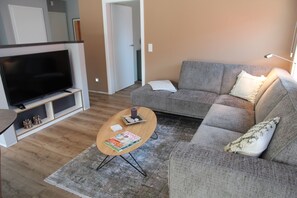 Een televisie, boeken en een stereo