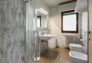 Douche, séchoir à cheveux, bidet