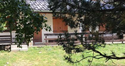 Petit Chalet Cosy en Pleine Nature . À Saint Anne la Condamine