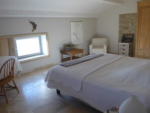 8 chambres, bureau, fer et planche à repasser, lit parapluie