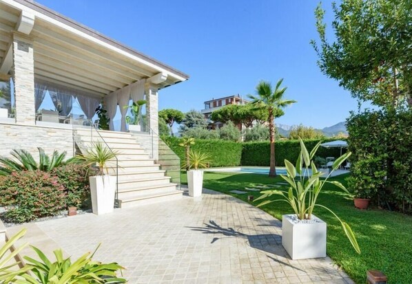 Property grounds - Villa Fiumetto Comfortable holiday residence (Querceta)