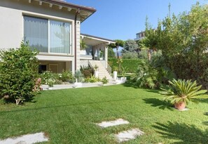 Property grounds - Villa Fiumetto Comfortable holiday residence (Querceta)