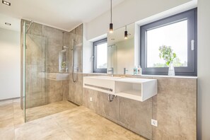 Shower, hair dryer, bidet, towels