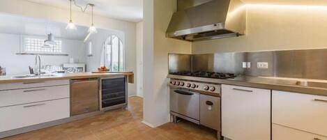 Kühlschrank, Ofen, Geschirrspüler, Wasserkocher mit Kaffee-/Teezubehör