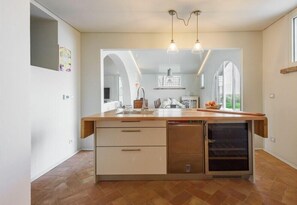 Fridge, oven, dishwasher, coffee/tea maker