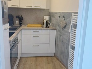 Fridge, microwave, oven, stovetop - Kurzzusammenfassung für das Objekt "hanseat I App 92 (Grömitz)