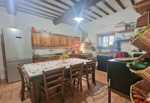 Geladeira, micro-ondas, cooktop, lava-louças