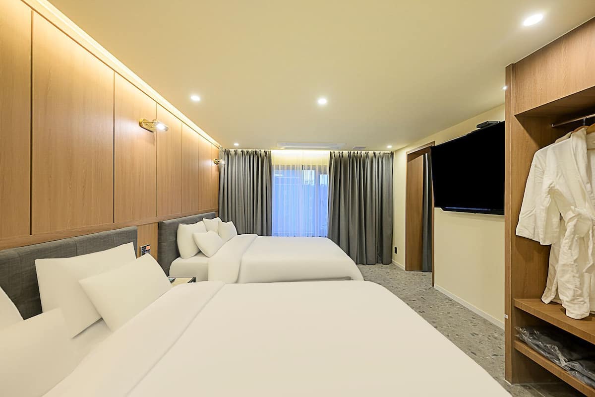 Signature Room | 1 bedroom, free WiFi