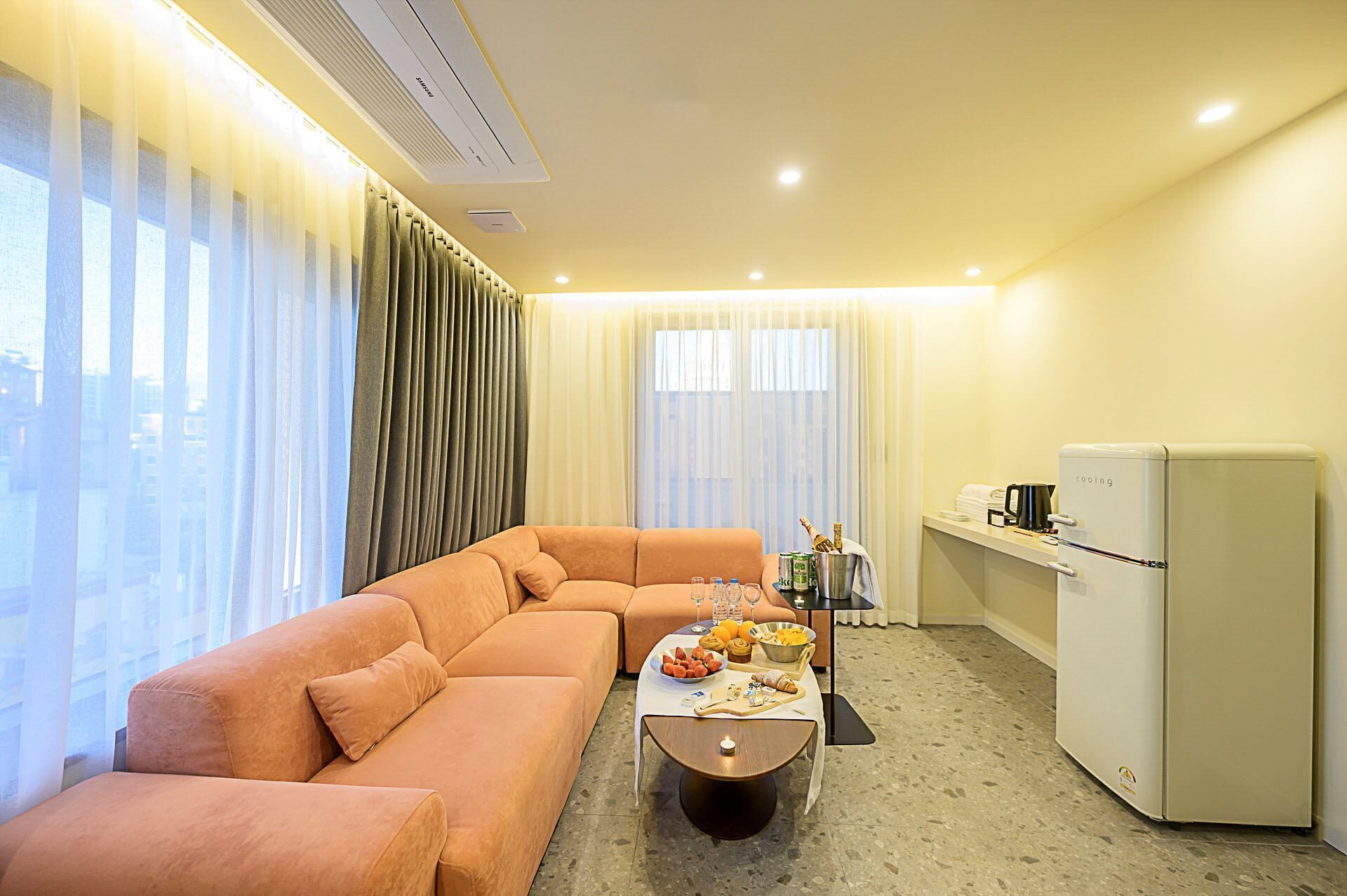 Quarto com design assinado | Área de estar