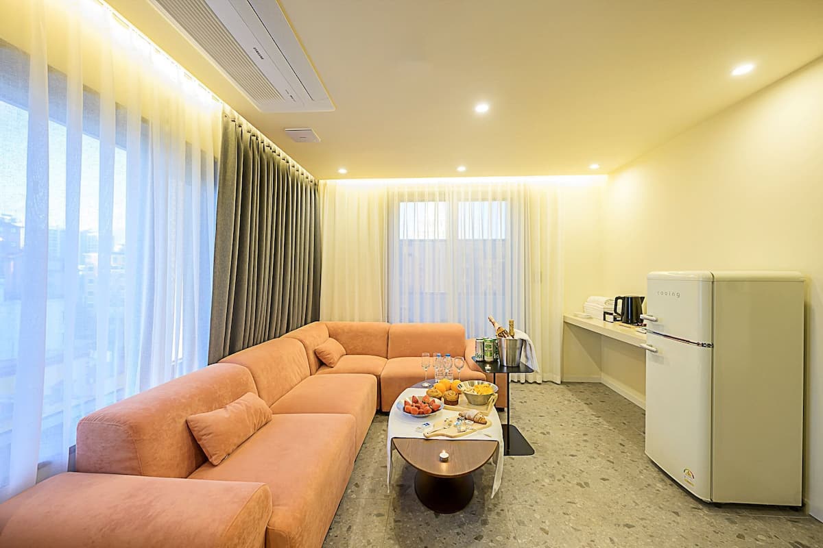 Quarto com design assinado | Área de estar