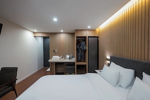 A modern hotel room with a bed, a desk, and a wardrobe. - Mokpo H Avenue Hotel Peace Plaza (Mokpo)