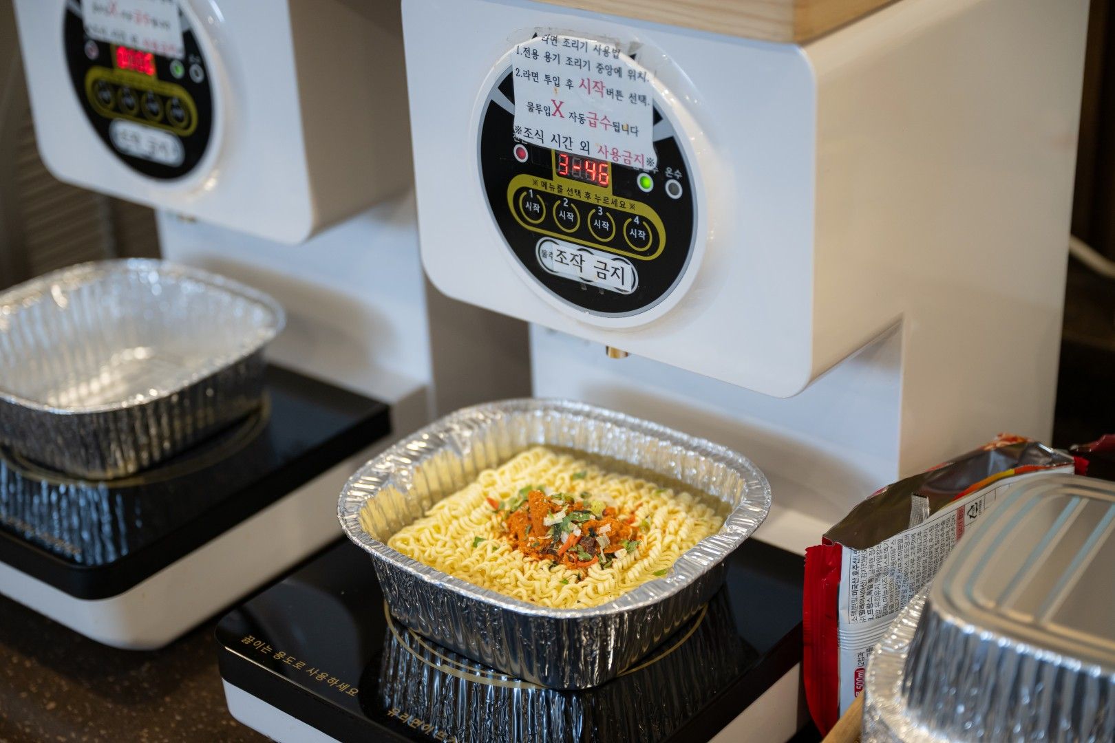 Una macchina automatica per alimenti con un display digitale e scomparti multipli per prodotti alimentari.