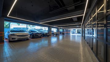 Un aparcamiento de varios niveles con varios coches estacionados.