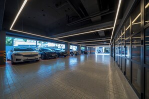 A multi-level parking garage with several cars parked. - Mokpo H Avenue Hotel Peace Plaza (Mokpo)