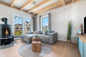 TV, fireplace - Ferienhaus Ankermann I - Infrarot-sauna, Dusche, Badewanne, Kamin, Terrasse (Olpenitz)