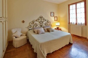 5 bedrooms, desk, free WiFi