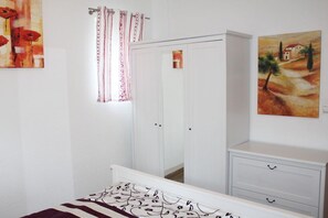 2 slaapkamers, een strijkplank/strijkijzer, reisbedje, gratis wifi