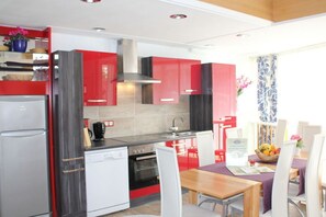 Een koelkast, een magnetron, een oven, een kookplaat