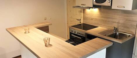 Réfrigérateur, micro-ondes, four, plaque de cuisson