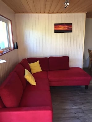 TV, fireplace - Möwe 101 - Kleines Gemütliches Ferienhaus im Ferienpark Mirow (Mirow)