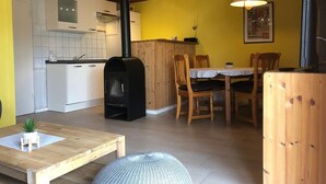 Ein kompakter Wohnbereich mit Küche, Essbereich und Kamin.
