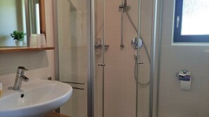 Dusche, Haartrockner, Handtücher, Seife