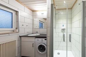 Shower - Möwe 152 - Kleines Gemütliches Ferienhaus im Ferienpark Mirow (Mirow)