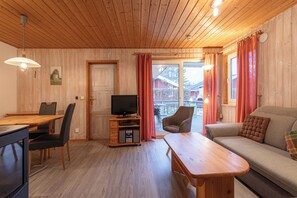 TV, fireplace - Möwe 152 - Kleines Gemütliches Ferienhaus im Ferienpark Mirow (Mirow)