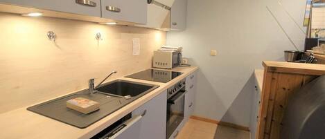 Jääkaappi, mikroaaltouuni, uuni, liesi