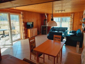 TV, fireplace - Möwe 215 - Gemütliches Ferienhaus im Ferienpark Mirow (Mirow)