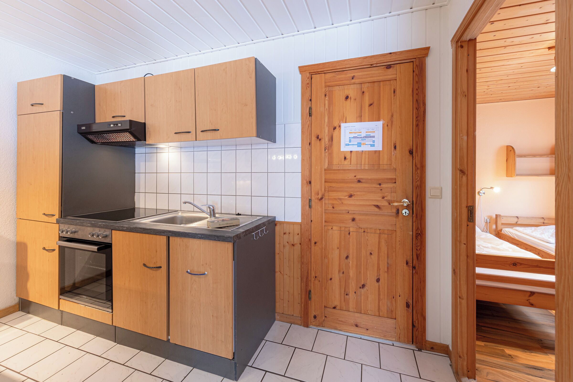Wasserkocher mit Kaffee-/Teezubehör, Kühlschrank, Mikrowelle, Ofen