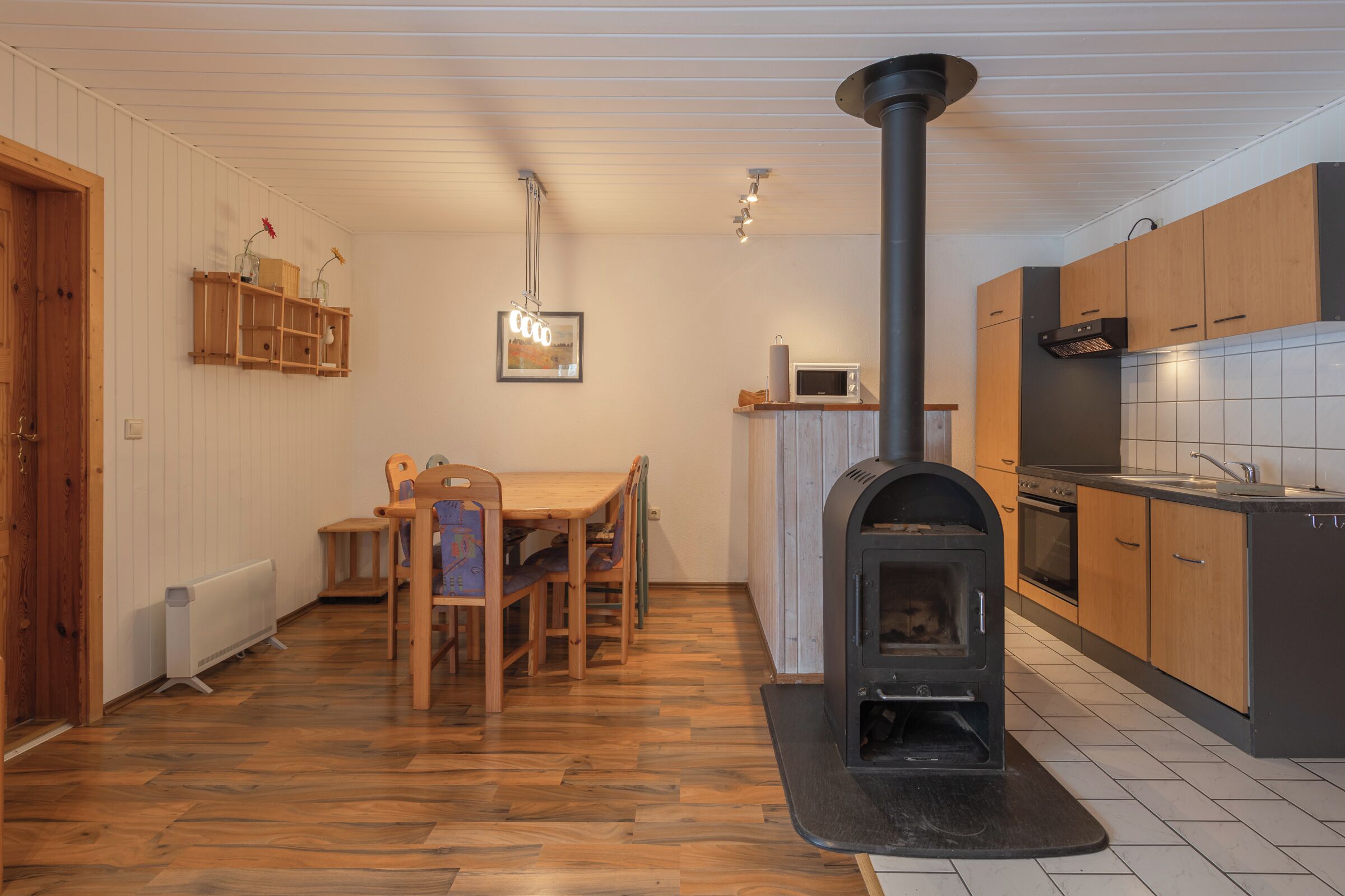 Wasserkocher mit Kaffee-/Teezubehör, Kühlschrank, Mikrowelle, Ofen