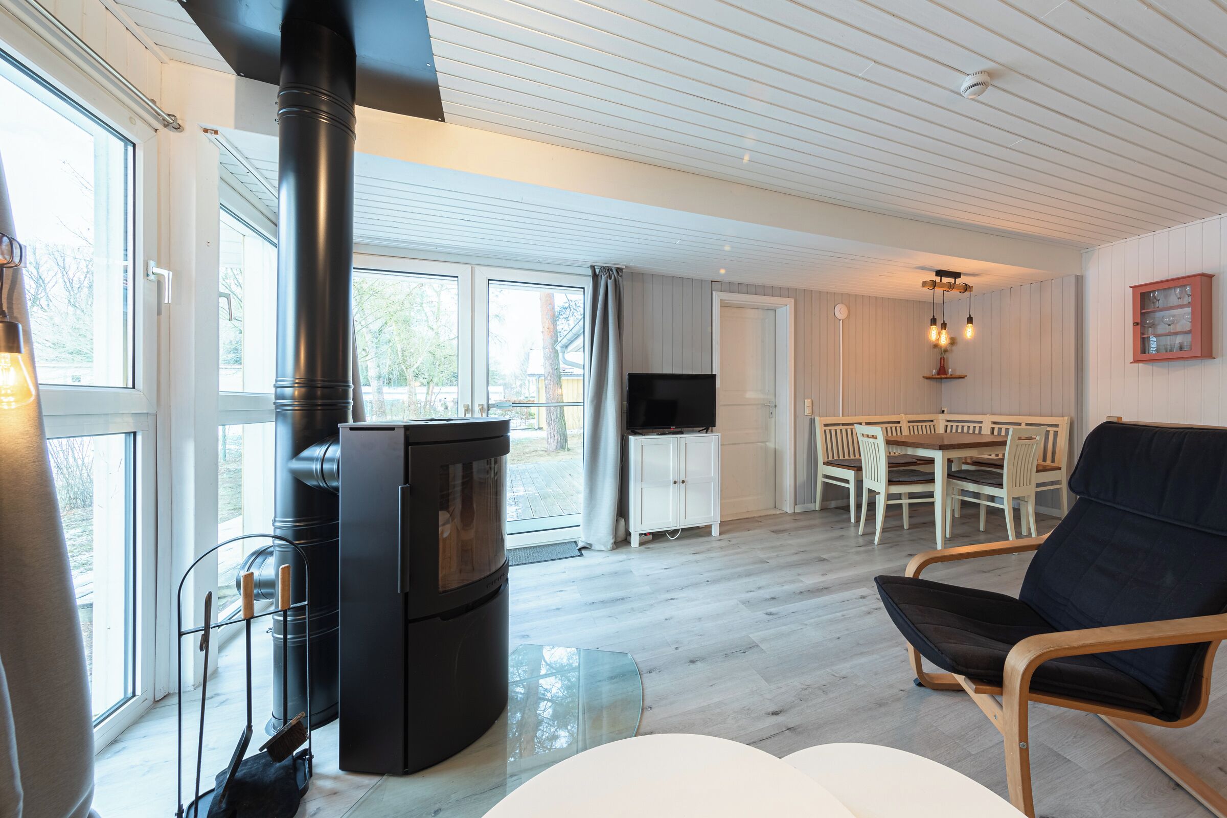 Televisión y chimenea 