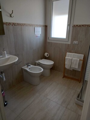 Deluxe kamer, uitzicht op zee | Badkamer | Een douche, gratis toiletartikelen, een haardroger, een bidet