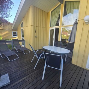 Outdoor dining - Seeschwalbe 99 - Das Skandinavische Familienhaus für 4 mit Sauna und Whirlpool (Mirow)