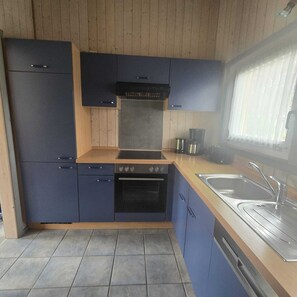 Fridge, microwave, oven, stovetop - Seeschwalbe 99 - Das Skandinavische Familienhaus für 4 mit Sauna und Whirlpool (Mirow)