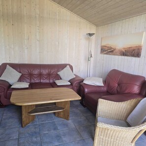 TV, fireplace - Seeschwalbe 99 - Das Skandinavische Familienhaus für 4 mit Sauna und Whirlpool (Mirow)