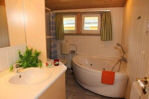 Ein Badezimmer mit Waschbecken, Toilette und Badewanne.