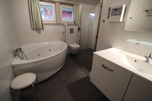 Shower - Seeschwalbe 164 - Das Skandinavische Familienhaus für 4 mit Sauna und Whirlpool (Mirow)
