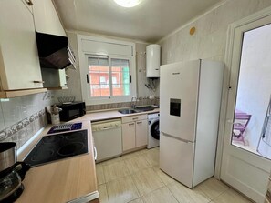 Kjøleskap, mikrobølgeovn, ovn og oppvaskmaskin