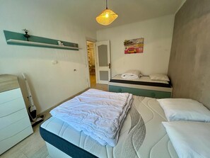 3 makuuhuonetta, silitysrauta/-lauta, vuodevaatteet
