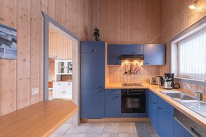 Fridge, microwave, oven, stovetop - Seeschwalbe 223 - Das Skandinavische Familienhaus für 4 mit Sauna und Whirlpool (Mirow)