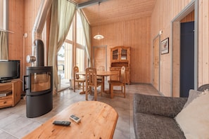 TV, fireplace - Seeschwalbe 231 - Das Skandinavische Familienhaus für 4 mit Sauna und Whirlpool (Mirow)
