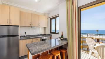 Full-sized fridge, microwave, stovetop, electric kettle
