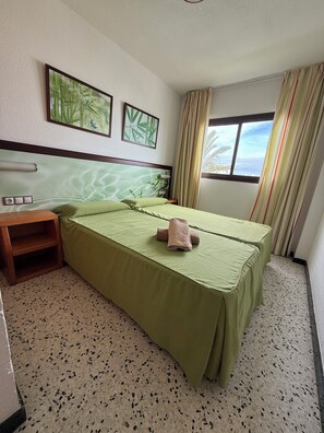 Safe på rommet, blendingsgardiner og strykejern/-brett