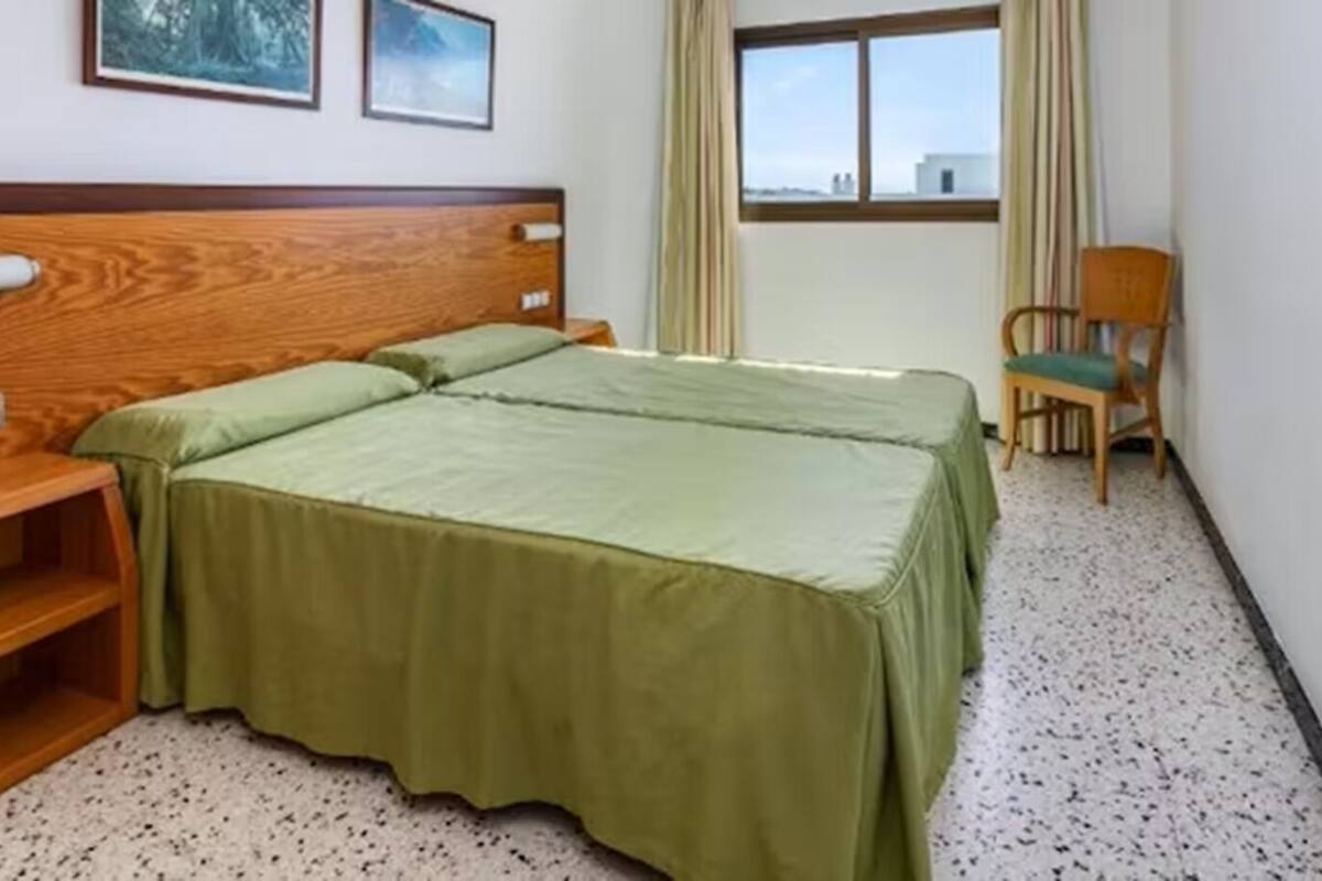 Cofres nos quartos, cortinas blackout, ferros/tábuas de passar roupa