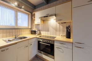 Fridge, microwave, oven, stovetop - Seeschwalbe Classic 283 - Großzügiges Ferienhaus mit Eigener Sauna und Whirlpool (Mirow)