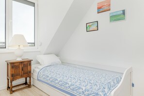 Apartment, 3 Bedrooms, Terrace | 3 bedrooms, desk, laptop workspace, bed sheets