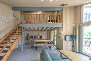 Fernseher, Kamin, Stereoanlage